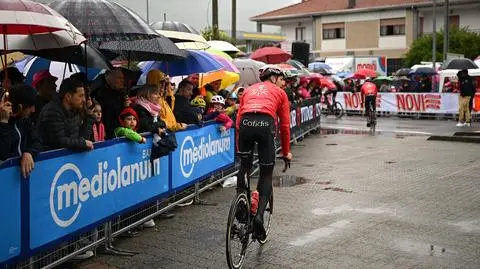 Pogoda pokrzyżowała plany kolarzom. Etap Giro mocno skrócony