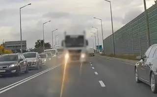 Tir jadący wprost na auto