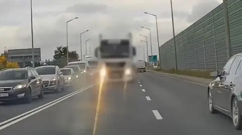 Tir jadący wprost na auto