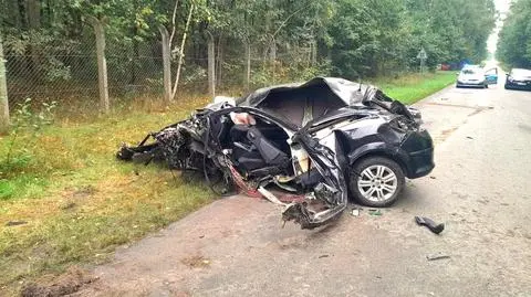 21-latek wjechał w drzewo, nie żyje. "Jego ciało zostało odnalezione poza samochodem"