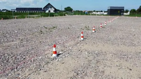 Parking oddalony od bloku o 2,5 kilometra. Zgodnie z prawem, ale aut mieszkańcy tam nie zostawiają