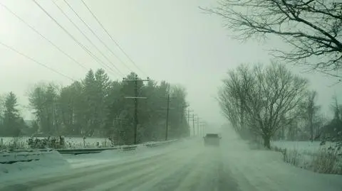 Auto leżało bokiem w zaspie. "Nikt się nie zatrzymywał, choć było nas widać. Córka wisiała nade mną"