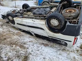 Samochód w rowie w miejscowości Wiązowna