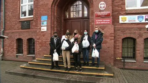 Uczniowie dostarczają paczki dla chorych na SARS-CoV-2