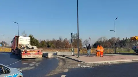 Zjeżdżał z ronda, zgubił ładunek. Betonowe belki runęły na drogę