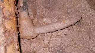 Znalezione w środku szybu sprzęty