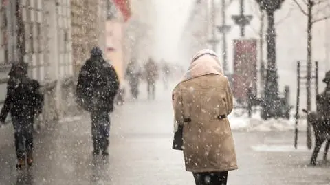 Pochmurno, opady deszczu ze śniegiem, zimno