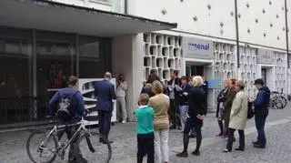 Jeden z regałów stoi przy arsenale