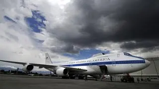 E-4B, znany jako "Doomsday plane", ma charakterystycznego garba do łączności z satelitami