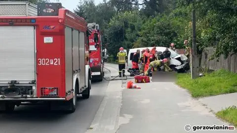 Kierowca vana uderzył w betonowy płot. Nie żyje kobieta, pięć osób rannych