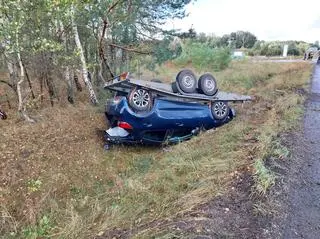 Przyczepa z samochodem wpadła do rowu.