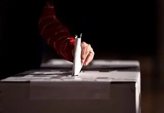 Raport: młodzi ludzie są bardziej skłonni do popierania rządów autorytarnych