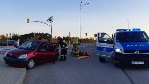 Zderzenie dwóch aut. Z jednego wypadła pasażerka