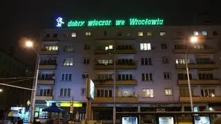 2010 pierwsze chwile działania najsłynniejszego neonu