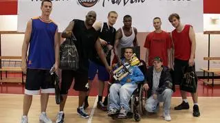 Turniej koszykówki MadBall Classic i znajomi koszykarze, którzy wręczyli mi zwycięski puchar - Warszawa 2011 rok