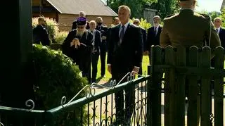 Prezydent Andrzej Duda złożył kwiaty przed krzyżem upamiętniającym ofiary pacyfikacji wsi Zaleszany