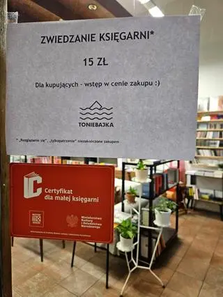 Kartka na drzwiach księgarni Toniebajka w Bydgoszczy