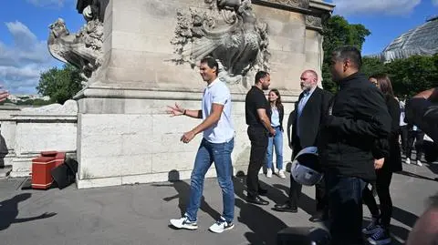 Zwycięstwo okupione bólem. Nadal kulał na tradycyjnej sesji zdjęciowej w Paryżu