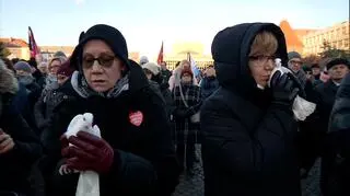 Moment wypuszczenia białych gołębi