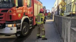 Wynieśli kobietę z płonącego mieszkania, trafiła do szpitala