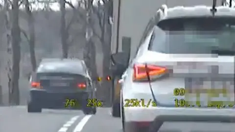 Kierowca wyprzedzał na zakręcie