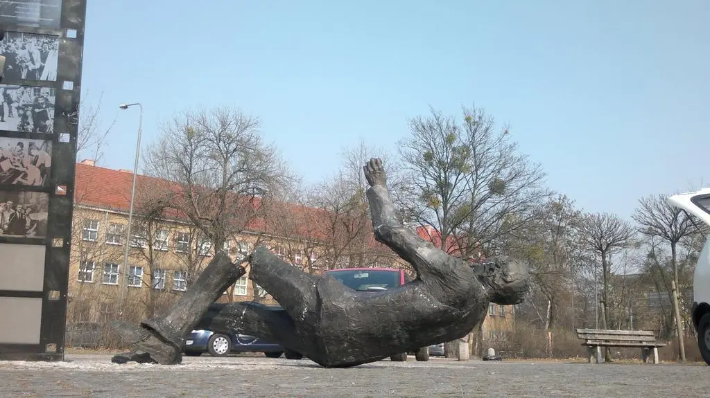 Autorem rzeźby jest Adam Dawczak-Dębicki