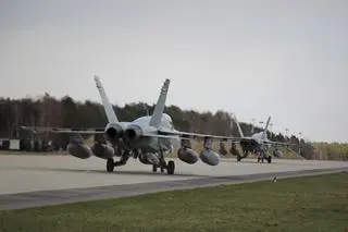 Amerykańskie myśliwce F-18 w Łasku