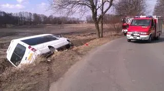 Bus z uczniami wypadł z drogi w Brzezince Średzkiej kołl Wrocławia