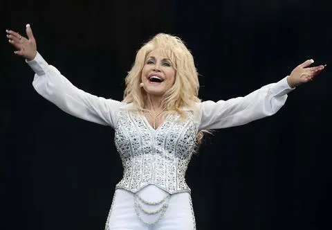 Chcieli złożyć hołd Dolly Parton. Fani piosenkarki w szoku