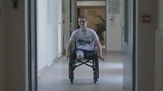 Dominik stracił obie nogi, gdy pomagał kobiecie. Szkoła była gotowa na jego powrót