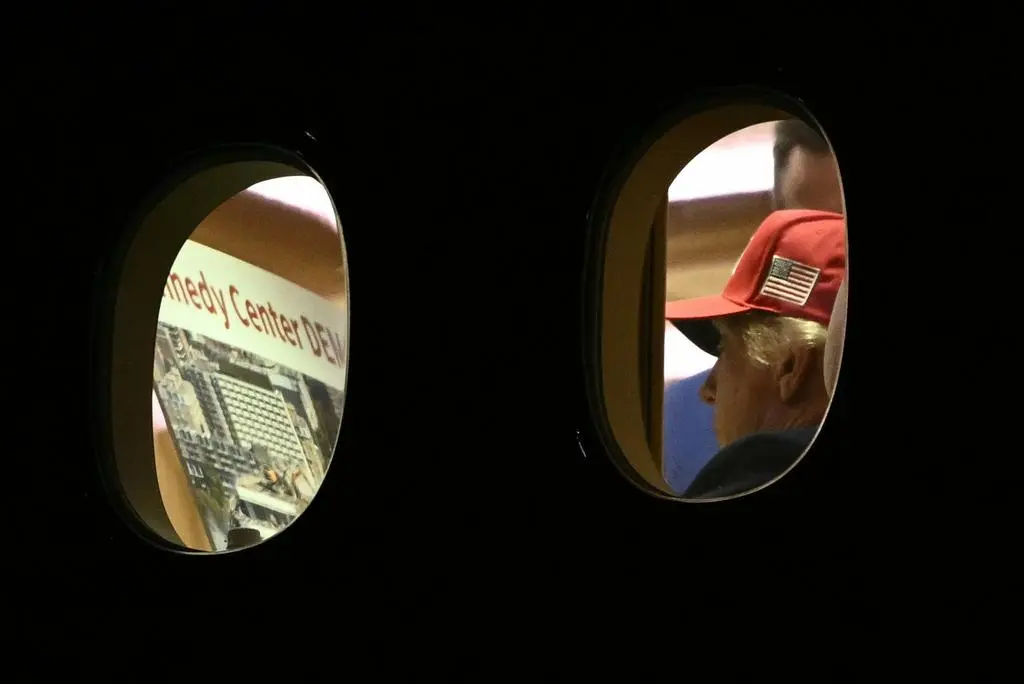 Donald Trump w oknie Air Force One