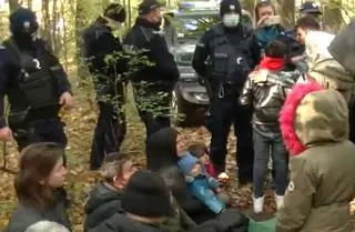 Aktywiści z Grupy Granica zarejestrowali interwencję służb wobec grupy migrantów