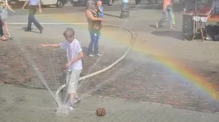 Najmłodsi i kurtyna na ul