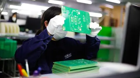 elektronika fabryka shutterstock_2005075721