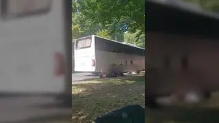 Dzieci miały czekać na zastępczy autobus na trawniku jednego z parkingów