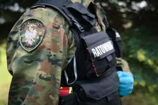 Pogranicznicy uratowali pięciolatka, który owinął sobie pas bezpieczeństwa wokół szyi i się dusił 