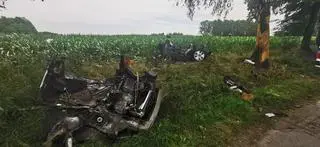 Siła uderzenia była tak duża, że samochód rozpadł się na kilka części