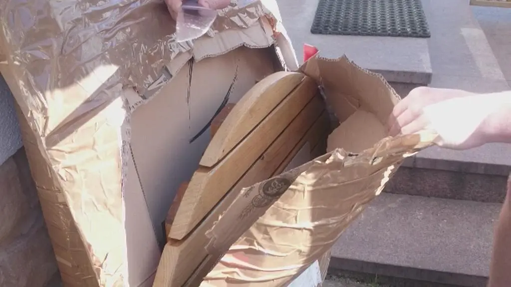 Łeba: Parę złodziei z Łeby odesłała ukradziony z kawiarni stolik