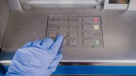 Utrudnienia w bankach. "Jeśli masz plany na weekend, wypłać gotówkę"