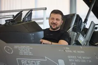 Dania posiada 43 samoloty F-16, z czego około 30 jest wykorzystywanych na co dzień do celów obronnych. Myśliwce te mają zostać w latach 2024-2025 wymienione na F-35.
