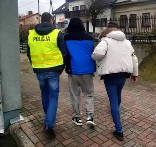 Mężczyzna ruszył z maczetą na policjantów