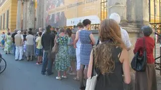 Kolejka ciągnęła się aż na chodnik 