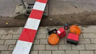 Młodzi ludzie zniszczyli również lampki ostrzegające o remoncie jednej z ulic