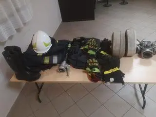 Strażacy położą swój sprzęt na schody przed urzędem gminy