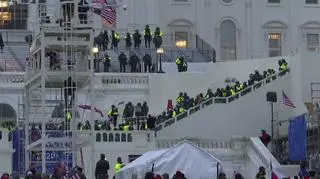 Demonstranci szturmują Kapitol. Policjanci usuwali protestujących ze schodów budynku