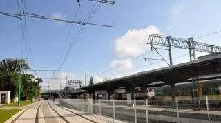 Tramwaje dalej jadą wzdłuż torów kolejowych aż do obecnej trasy PST