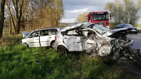 Auta "zderzyły się bokami". Sześć osób w szpitalu, w tym trójka dzieci