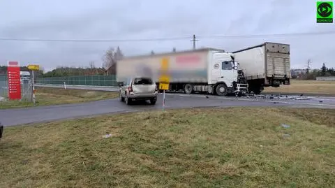 Zderzenie trzech pojazdów na obwodnicy. "Kierowcy tirów byli uwięzieni w kabinach"