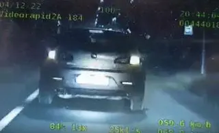 Kierowca wyprzedził radiowóz na przejściu dla pieszych