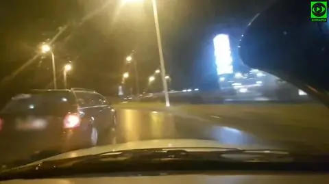 Kierowca zajechał drogę innemu na zjeździe z ronda